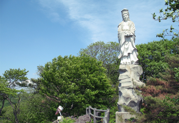 男山・やすらぎの像